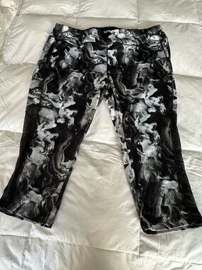 Avia plus XXL Black & White Marble-Print Cropped Leggings